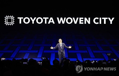 지난해 CES 2025에서 기조연설하는 도요다 아키오 도요타 회장[연합뉴스 자료사진]