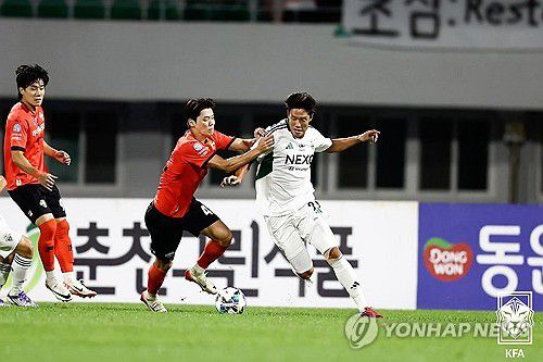 치열한 공다툼(서울=연합뉴스) 27일 강원 강릉하이원아레나에서 열린 2025 하나은행 코리아컵 준결승 2차전 강원FC와 전북 현대의 경기. 전북 홍정호와 강원 모재현이 공을 다투고 있다. 2025.8.27 [대한축구협회 제공. 재판매 및 DB 금지] photo@yna.co.kr