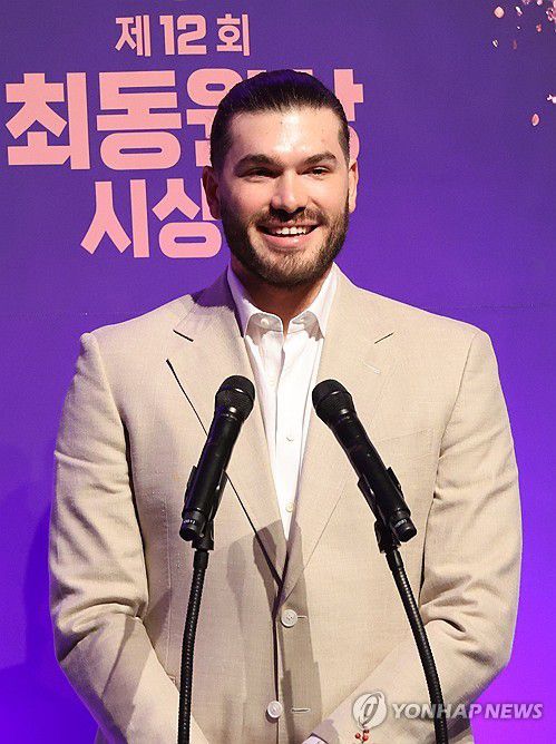 최동원상 수상 소감 말하는 코디 폰세(부산=연합뉴스) 강선배 기자 = 11일 오후 부산 남구 부산은행 본점 오션홀에서 열린 '제12회 BNK부산은행 최동원상' 시상식에서 한화 이글스 투수 코디 폰세가 최동원상을 받은 후 소감을 말하고 있다. 2025.11.11 sbkang@yna.co.kr