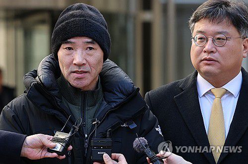 법정 나서는 이래진 씨(서울=연합뉴스) 최재구 기자 = 2020년 9월 서해에서 발생한 공무원 피격 사건과 관련해 유가족 이래진 씨가 26일 서울 서초구 서울중앙지방법원에서 열린 서훈 전 청와대 국가안보실장, 박지원 전 국정원장, 서욱 전 국방장관 등에 대한 1심 선고공판 뒤 법정을 나서며 발언하고 있다. 2025.12.26 [공동취재] jjaeck9@yna.co.kr