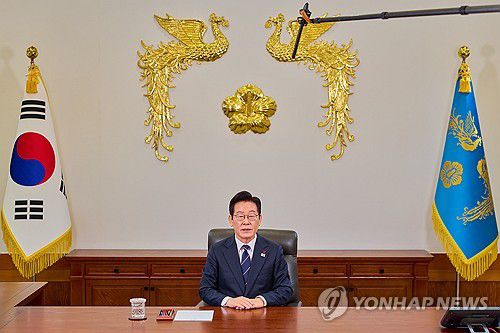 이재명 대통령, 2026년 신년사 발표(서울=연합뉴스) 이재명 대통령이 청와대에서 2026년 신년사를 발표하고 있다.      이 대통령은 "올 한 해를 붉은 말처럼 힘차게 달리는 해로 삼아 '대한민국 대도약의 원년'으로 만들겠다"며, 반칙과 특권이 없는 사회를 구현해 성장의 과실을 모두가 함께 나누도록 하겠다고 밝혔다. 2026.1.1 [청와대 제공. 재판매 및 DB 금지] photo@yna.co.kr