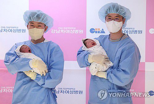 병오년 알리는 아기 울음소리(서울=연합뉴스) 류영석 기자 = 2026년 병오년(丙午年) 새해 첫 날인 1일 서울 강남차여성병원에서 윤성민 씨(왼쪽)가 부인 황은정 씨 사이에서 태어난 쨈이(태명,여아)를, 정동규 씨가 부인 황혜련 씨 사이에서 태어난 도리(태명,여아)를 품에 안고 있다. 2026.1.1 ondol@yna.co.kr