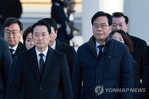 새해 첫날 현충원 찾은 국민의힘 지도부(서울=연합뉴스) 신현우 기자 = 국민의힘 장동혁 대표와 송언석 원내대표가 새해 첫날인 1일 서울 동작구 국립서울현충원 현충탑으로 향하고 있다. 2026.1.1 nowwego@yna.co.kr