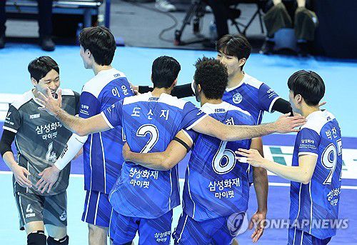 기뻐하는 삼성화재(인천=연합뉴스) 임순석 기자 = 1일 인천 계양체육관에서 열린 프로배구 V리그 남자부 대한항공과 삼성화재 경기. 득점에 성공한 삼성화재 선수들이 기뻐하고 있다. 2026.1.1 soonseok02@yna.co.kr