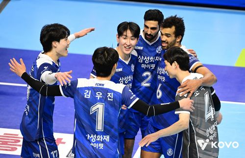 득점 후 기뻐하는 삼성화재 선수들[한국배구연맹 제공. 재판매 및 DB 금지]