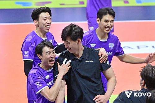 기뻐하는 박철우 대행(가운데)[한국배구연맹 제공. 재배포 및 DB 금지]