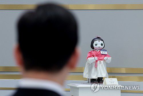 AI로봇 새해 인사 바라보는 이재명 대통령(서울=연합뉴스) 한상균 기자 = 이재명 대통령이 2일 청와대 영빈관에서 열린 신년 인사회에서 AI 로봇 리쿠의 새해인사 모습을 보고 있다. 2026.1.2 xyz@yna.co.kr