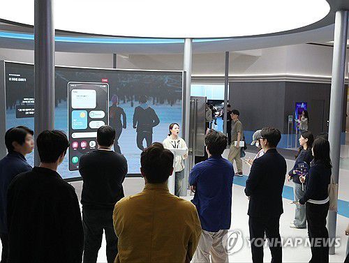 AI 에이전트 체험하는 관람객들(서울=연합뉴스) 삼성전자가 오는 26일까지 서울 강남구 코엑스에서 열린 '2025 월드IT 쇼'에 참가해 진화한 '갤럭시 AI'가 제안하는 새로운 일상을 선보인다고 24일 밝혔다. 관람객들이 AI 에이전트를 활용한 일상 속 시나리오를 체험하고 있다. 2025.4.24 [삼성전자 제공. 재판매 및 DB 금지]     photo@yna.co.kr