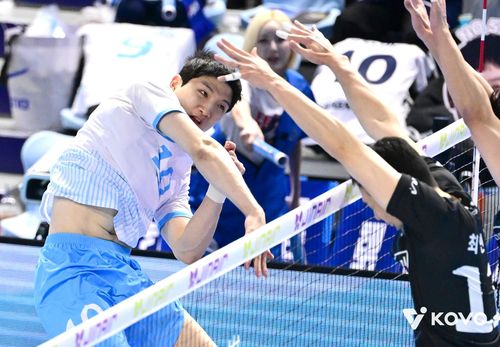 스파이크하는 대한항공의 정지석(왼쪽)[한국배구연맹 제공. 재판매 및 DB 금지]
