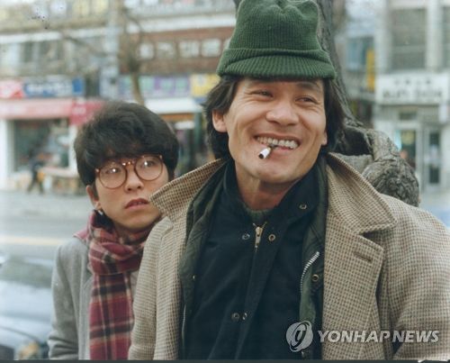 1984년 개봉한 영화 '고래사냥'에서 거지 '민우'를 연기한 안성기(오른쪽)[영상자료원 제공. 재판매 및 DB 금지]