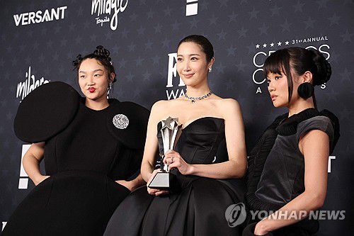 4일(현지시간) 크리틱스초이스 어워즈에서 주제가상 받은 작곡가 겸 가수 이재(가운데)와 오드리 누나(왼쪽), 레이 아미  [AFP=연합뉴스. 재판매 및 DB 금지]