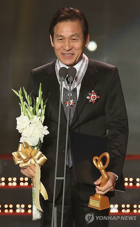 2013년 대한민국 대중문화예술상 시상식에서 은관문화훈장을 받은 후 소감을 밝히고 있는 안성기[연합뉴스 자료사진]