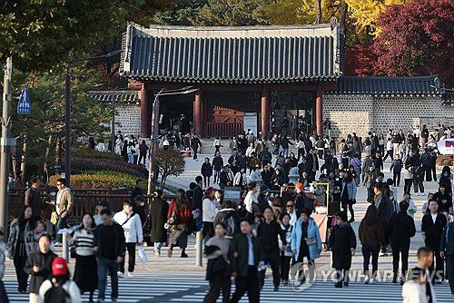 관람객으로 붐비는 종묘 앞(서울=연합뉴스) 김성민 기자 =15일 서울 종로구 종묘 인근이 관람객으로 붐비고 있다. 2025.11.15 ksm7976@yna.co.kr