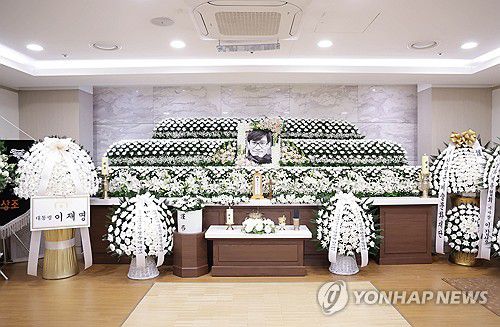 서울성모병원에 마련된 안성기 빈소(서울=연합뉴스) 배우 안성기의 빈소가 5일 서울 서초구 서울성모병원 장례식장에 마련됐다. 2026.1.5 [사진공동취재단] photo@yna.co.kr