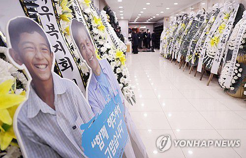 서울성모병원에 마련된 배우 안성기 빈소(서울=연합뉴스) 5일 배우 안성기의 빈소가 마련된 서울 서초구 서울성모병원 장례식장에 연예계 및 각계에서 보낸 근조화환이 놓여 있다. 2026.1.5 [사진공동취재단] photo@yna.co.kr