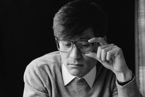 '기쁜 우리 젊은 날'의 안성기1987년 작 영화 '기쁜 우리 젊은 날' 포스터 촬영 당시 안성기.  [구본창 작가 제공. 재판매 및 DB 금지]