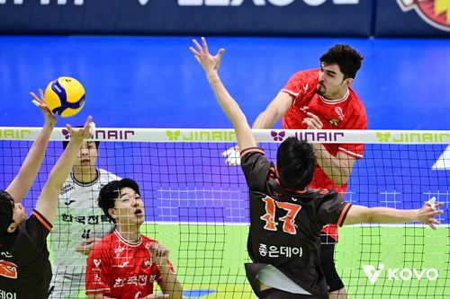 공격하는 한국전력의 무사웰(뒤편 오른쪽)[한국배구연맹 제공. 재판매 및 DB 금지]