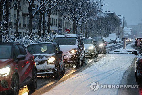 파리 시내 운행하는 차량들, 눈길에 조심조심[AFP 연합뉴스 자료사진. 재판매 및 DB 금지]
