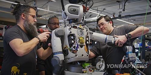 보스턴 다이내믹스, 휴머노이드 로봇 아틀라스 AI 학습 과정 영상 공개[Pick, Carry, Place, Repeat | Inside the Lab with Atlas 영상 캡처. 재판매 및 DB 금지]