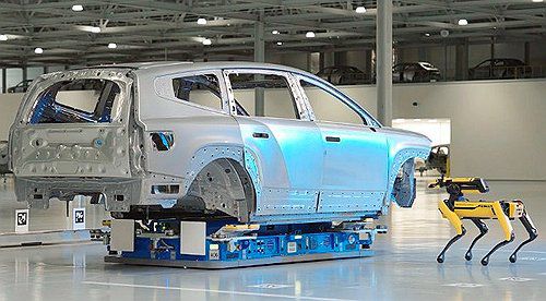 사족보행 로봇 '스팟'이 검수하는 장면(엘라벨[미 조지아]=연합뉴스) 김보경 기자 = 지난 27일(현지시간) 미국 조지아주 서배너 엘라벨에 위치한 '현대차그룹 메타플랜트 아메리카'(HMGMA).      현대차그룹의 로보틱스 계열사인 보스턴다이내믹스의 사족 보행 로봇 '스팟'이 자동차 모양을 갖추고 자율주행 운반 로봇(AGV)으로 이동 중인 차체에 접근해 이곳저곳을 살피고 있었다. 사진은 사족보행 로봇 '스팟'이 검수하는 장면. 2025.3.30 [HMGMA 제공. 재판매 및 DB 금지] photo@yna.co.kr