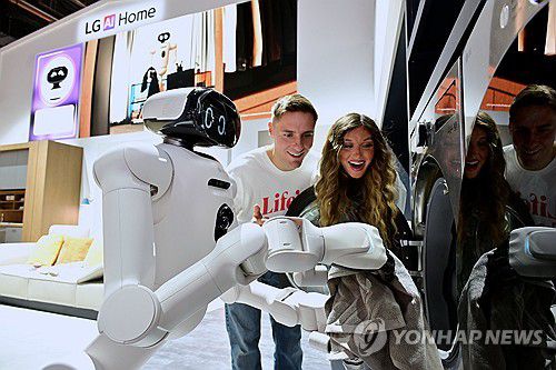 LG전자, CES 2026서 공감지능의 진화 선봬(서울=연합뉴스) LG전자가 오는 6일(현지시간)부터 9일까지 미국 라스베이거스에서 열리는 세계 최대 가전·IT 전시회 CES 2026에 참가, 고객을 중심으로 공간과 제품을 조화롭게 조율하고 행동하는 공감지능의 진화를 선보인다고 5일 밝혔다. 홈 로봇 'LG 클로이드'가 세탁물 바구니에서 빨랫감을 꺼내 세탁기에 넣고 있다. 2026.1.5 [LG전자 제공. 재판매 및 DB 금지] photo@yna.co.kr