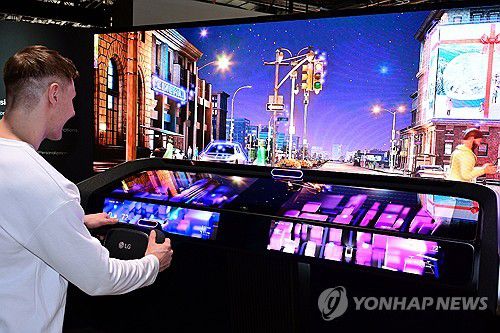 LG전자, CES 2026서 공감지능의 진화 선봬(서울=연합뉴스) LG전자가 오는 6일(현지시간)부터 9일까지 미국 라스베이거스에서 열리는 세계 최대 가전·IT 전시회 CES 2026에 참가, 고객을 중심으로 공간과 제품을 조화롭게 조율하고 행동하는 공감지능의 진화를 선보인다고 5일 밝혔다. 모델이 인캐빈 센싱 기술에 AI가 적용된 차량용 비전 설루션을 체험하고 있다. 2026.1.5 [LG전자 제공. 재판매 및 DB 금지] photo@yna.co.kr