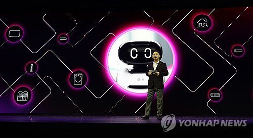 LG 월드 프리미어 참석한 류재철 CEO(라스베이거스=연합뉴스) 김성민 기자 = 류재철 LG전자 CEO가 세계 최대 가전·정보기술(IT) 전시회 CES 2026을 앞둔 5일(현지시간) 미국 네바다주 라스베이거스 만달레이호텔에서 열린 LG 월드 프리미어 2026에서 발언하고 있다. 2026.1.6 ksm7976@yna.co.kr