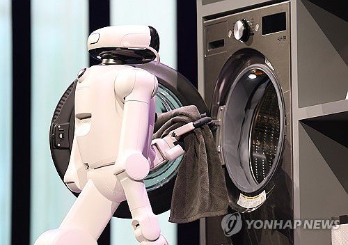 세탁물 넣는 LG전자 로봇 '클로이드'(라스베이거스=연합뉴스) 김성민 기자 = LG전자 가사 도움 로봇인 클로이드가 세계 최대 가전·정보기술(IT) 전시회 CES 2026을 앞둔 5일(현지시간) 미국 네바다주 라스베이거스 만달레이호텔에서 열린 LG 월드 프리미어 2026에서 세탁물을 세탁기에 넣고 있다. 2026.1.6 ksm7976@yna.co.kr
