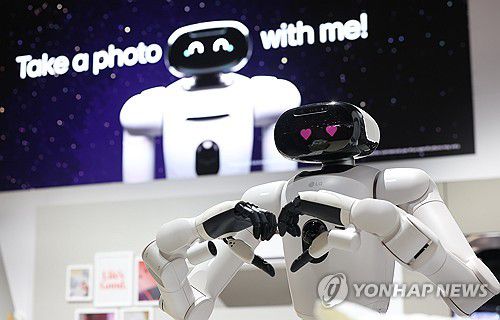 손하트하는 클로이드(라스베이거스=연합뉴스) 김성민 기자 = 세계 최대 가전·정보기술(IT) 전시회 CES 2026을 앞둔 5일(현지시간) 미국 네바다주 라스베이거스 컨벤션센터(LVCC) LG전자 부스에서 홈 로봇 '클로이드'가 손하트를 하고 있다. 2026.1.6 ksm7976@yna.co.kr