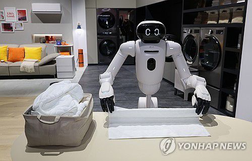 클로이드, 수건 정리는 이렇게(라스베이거스=연합뉴스) 김성민 기자 = 세계 최대 가전·정보기술(IT) 전시회 CES 2026을 앞둔 5일(현지시간) 미국 네바다주 라스베이거스 컨벤션센터(LVCC) LG전자 부스에서 홈 로봇 '클로이드'가 수건을 정리하고 있다. 2026.1.6 ksm7976@yna.co.kr