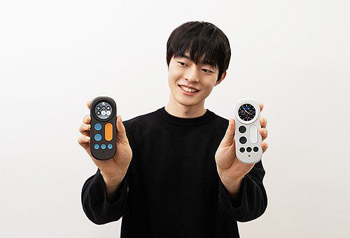 삼성디스플레이, CES 2026서 OLED 탑재 차세대 AI 기기 공개(서울=연합뉴스) 삼성디스플레이가 5일(현지시간) 미국 라스베이거스 앙코르 앳 윈 호텔에서 열린 'CES 2026' 미디어 초청 행사에서 유기발광다이오드(OLED)를 탑재한 차세대 인공지능(AI) 기기 콘셉트 제품을 공개했다고 밝혔다. 사진은 차세대 AI기기 콘셉트의 데모제품 'AI OLED 리모트'. 2026.1.6 [삼성디스플레이 제공. 재판매 및 DB 금지] photo@yna.co.kr