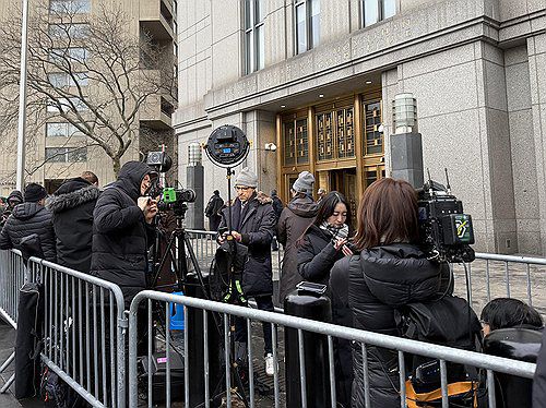 마두로 출석 법원 앞 취재진(뉴욕=연합뉴스) 이지헌 특파원 = 5일(현지시간) 니콜라스 마두로 베네수엘라 대통령이 출석하는 미국 뉴욕 맨해튼 뉴욕 남부연방법원 청사 입구에서 각국 취재진이 중계를 준비하고 있다. 2026.1.6 pan@yna.co.kr