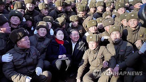 김정은·주애, 파병기념관 건설 군인들과 기념촬영(서울=연합뉴스) 김정은 북한 국무위원장이 지난 5일 당·정부 지도간부들과 함께 '해외군사작전 전투위훈기념관' 건설장을 찾아 식수를 하고 건립에 동원된 군관, 병사들과 기념사진을 찍었다고 조선중앙TV가 6일 보도했다. [조선중앙TV 화면] 2026.1.6      [국내에서만 사용가능. 재배포 금지. For Use Only in the Republic of Korea. No Redistribution] nkphoto@yna.co.kr