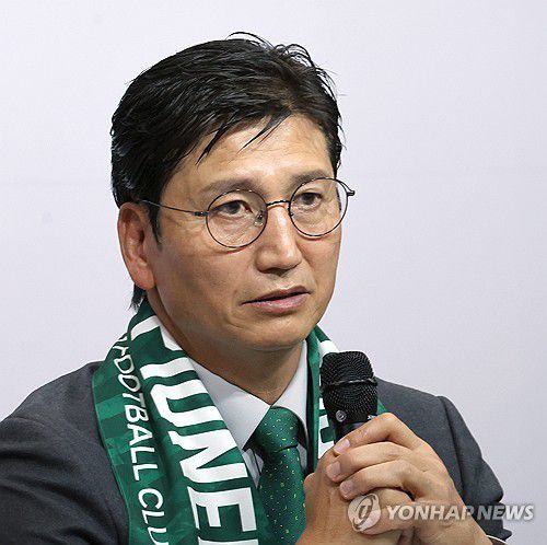 정정용 전북 현대 감독(전주=연합뉴스) 최영수 기자 = 프로축구 K리그1 전북 현대의 정정용 신임 감독이 6일 전주월드컵경기장에서 기자회견하고 있다. 2026.1.6 kan@yna.co.kr