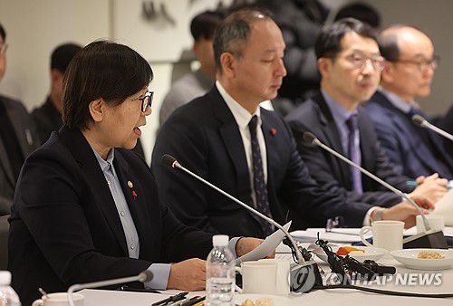 발언하는 정은경 보건복지부 장관(서울=연합뉴스) 박동주 기자 = 정은경 보건복지부 장관이 6일 서울 중구 달개비에서 열린 제2차 보건의료정책심의위원회에서 발언하고 있다. 2026.1.6 pdj6635@yna.co.kr