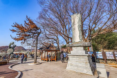 시멘트로 덧칠된 일본인 도가와 야스브로 송덕비 [사진/임헌정 기자]