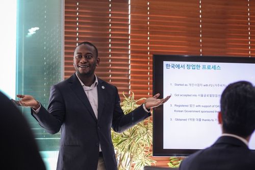 대학생 상대 한국에서 창업 설명하는 존슨 펜 에코링크스 대표[존슨 펜 에코링크스 대표 제공. 재판매 및 DB금지]