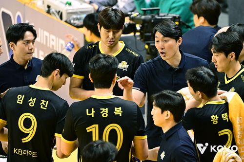 하현용 감독대행(중앙)의 지시를 듣는 KB손보 선수들[한국배구연맹 제공. 재판매 및 DB 금지]
