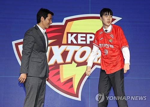 신인 드래프트 때 1순위 지명을 받은 방강호(오른쪽)와 권영민 한국전력 감독[한국배구연맹 제공. 재판매 및 DB 금지]