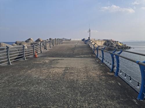 천곡항 방파제 안전 펜스[동해시 제공. 재판매 및 DB 금지]