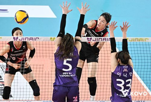 공격하는 정관장의 인쿠시(오른쪽에서 2번째)[한국배구연맹 제공. 재판매 및 DB 금지]