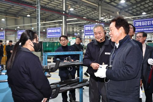 외국인 여성 노동자 격려하는 박완수 경남지사(오른쪽)[경남도 제공. 재판매 및 DB 금지]