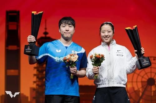 WTT 파이널스 홍콩 혼합복식 우승을 합작한 신유빈(오른쪽)과 임종훈[WTT 인스타그램 캡처. 재판매 및 DB 금지]