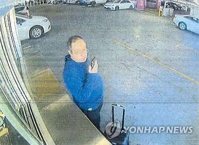 총격범 클라우디우 네베스 발렌트(프로비던스 <미국 로드아일랜드주(州)> AFP=연합뉴스) 미국 로드아일랜드주 프로비던스 경찰국이  2025년 12월 18일(현지시간)에 제공한 브라운대 집단총격 용의자 클라우디우 네베스 발렌트의 모습이 담긴 감시카메라 영상 캡처 사진. 이 영상은 매사추세츠주 보스턴에 있는 한 알라모 렌터카 지점에서 2025년 12월 1일에 촬영됐다. (Photo by Providence Police Department / AFP) [AFP를 통해 배포된 프로비던스 경찰국 제공 사진. 보도 용도로만 사용 가능. 마케팅 혹은 광고 목적 사용 금지. 크레딧 원문 유지 필수. DB 및 재판매 금지] 2026.1.7.