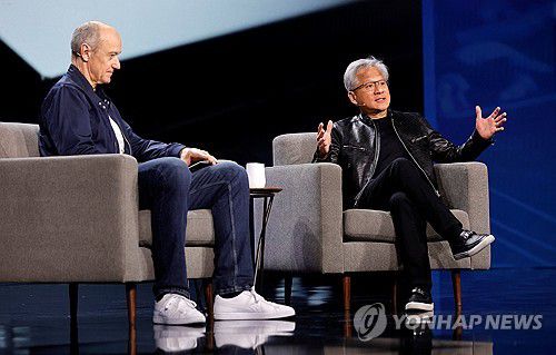 젠슨 황 엔비디아 최고경영자(CEO·오른쪽)젠슨 황 엔비디아 최고경영자(CEO·오른쪽)이 6일(현지시간) 미국 라스베이거스에서 열린 'CES 2026' 행사에서 롤란트 부시 지멘스 CEO의 기조연설 무대에 올라 대담하고 있다. [로이터=연합뉴스]