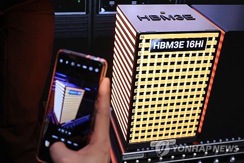 CES 2025에서 선보인 SK하이닉스 HBM3E 16단세계 최대 가전·정보기술(IT) 전시회 CES 2025 개막을 하루 앞둔 지난 1월 6일 오후(현지시간) 미국 네바다주 라스베이거스 컨벤션센터(LVCC) 센트럴홀에서 열린 SK 전시관 사전 공개 행사에서 공개된 HBM3E 16단 제품 실물과 샘플을 기자가 촬영하고 있다. [연합뉴스 자료사진]