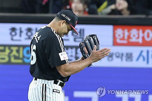 치리노스 '이 느낌 그대로'(대전=연합뉴스) 서대연 기자 = 30일 대전 한화생명 볼파크에서 열린 2025 프로야구 KBO리그 포스트시즌 한국시리즈 4차전 LG 트윈스와 한화 이글스의 경기.     3회말 무실점으로 이닝을 마친 LG 선발투수 치리노스가 손뼉을 치며 더그아웃으로 향하고 있다. 2025.10.30 dwise@yna.co.kr