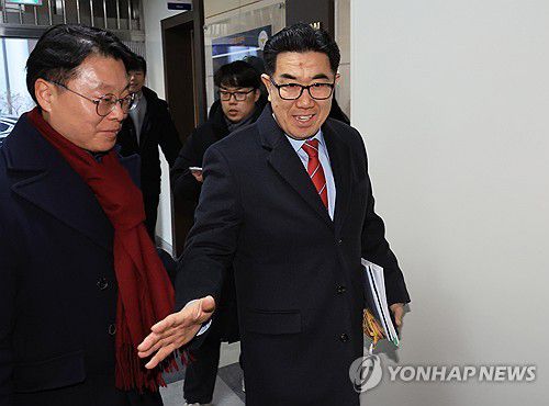 경찰청 들어서는 김규환 전 의원 대리인(서울=연합뉴스) 최재구 기자 = 통일교 금품 수수 의혹을 받는 김규환 전 미래통합당 의원의 대리인인 장승호 씨가 7일 서울 서대문구 경찰청으로 포렌식 조사 참관을 위해 들어서고 있다. 2026.1.7 jjaeck9@yna.co.kr