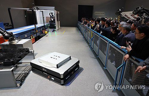 물류로봇 지켜보는 관람객들(라스베이거스=연합뉴스) 김성민 기자 = CES 개막일인 6일(현지시간) 미국 네바다주 라스베이거스 컨벤션센터(LVCC) 현대차그룹 부스에서 물류 로봇이 이동하고 있다. 2026.1.7 ksm7976@yna.co.kr