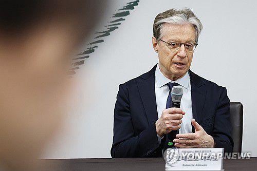 간담회하는 로베르토 아바도(서울=연합뉴스) 강민지 기자 = 로베르토 아바도 음악감독이 7일 서울 서초구 예술의전당에서 '국립심포니 오케스트라 제8대 음악감독 취임 기자간담회'를 하고 있다. 2026.1.7 mjkang@yna.co.kr